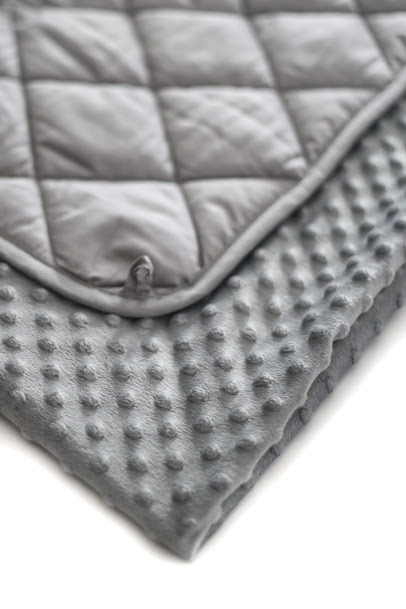 MIMANTA Weighted Blanket on Top of Cover at angle